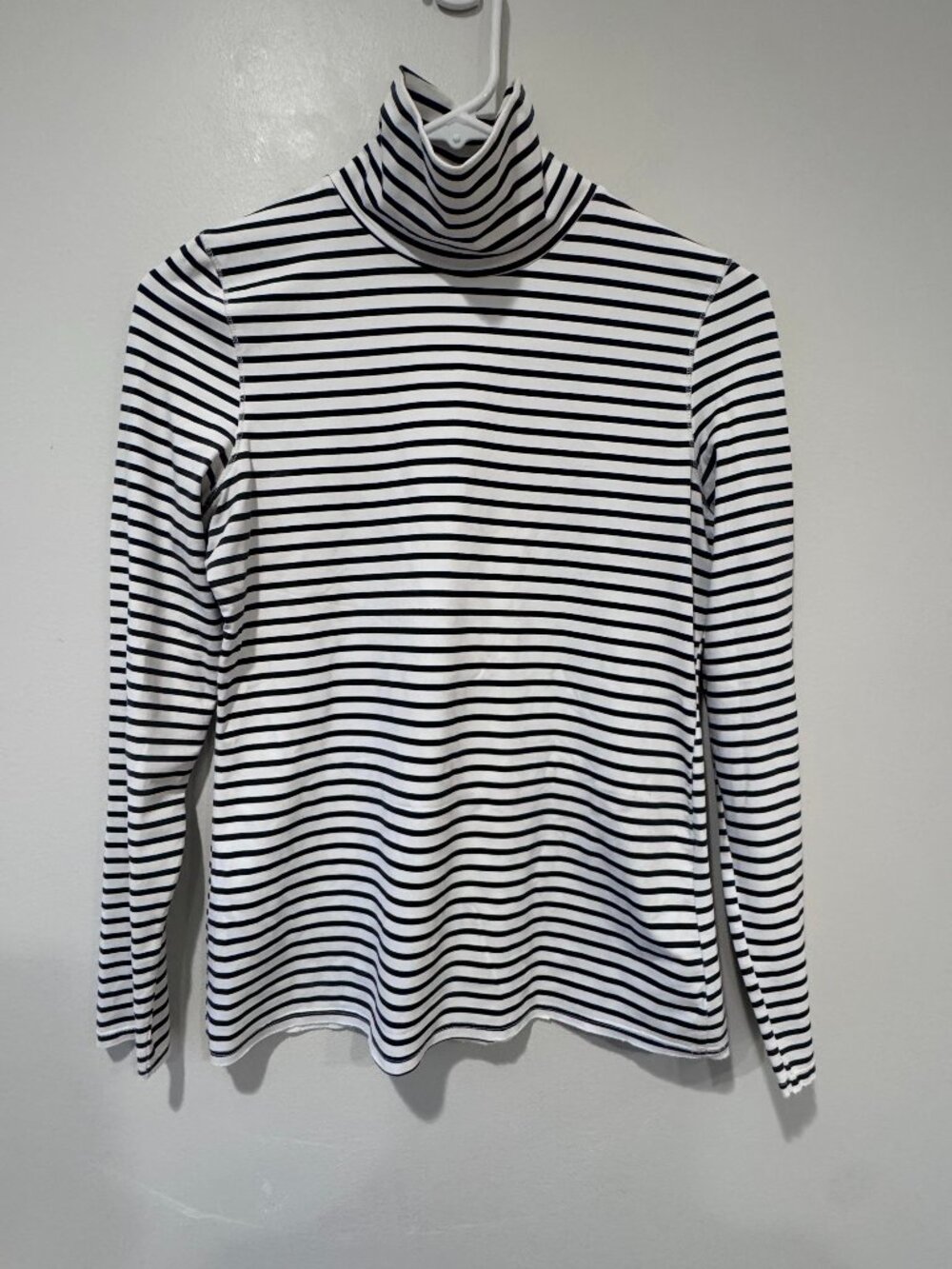 ZARA Black & White Striped Lightweight Turtleneck – Size M 🔥